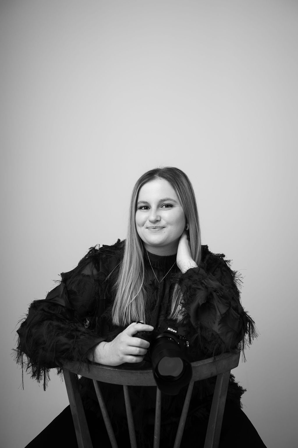 Selina Schönmoser Photography: Eure Hochzeitsfotografin in Bayern für emotionale und ungestellte Erinnerungen. Euer Tag. Eure Geschichte. Echt und gefühlvoll. Hochzeitsfotografin aus Bayern – Authentische Hochzeitsreportagen, die eure Geschichte erzählen. Für Paare aus Bayern • Österreich • Europaweit, die sich fallen lassen wollen – natürlich, zeitlos und voller Gefühl.