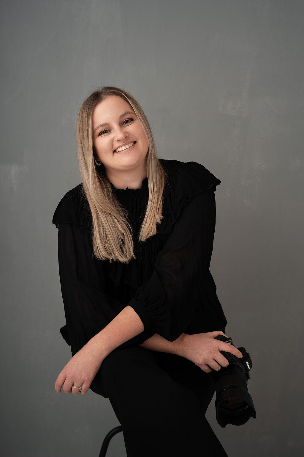 Selina Schönmoser Photography: Eure Hochzeitsfotografin in Bayern für emotionale und ungestellte Erinnerungen. Euer Tag. Eure Geschichte. Echt und gefühlvoll. Hochzeitsfotografin aus Bayern – Authentische Hochzeitsreportagen, die eure Geschichte erzählen. Für Paare aus Bayern • Österreich • Europaweit, die sich fallen lassen wollen – natürlich, zeitlos und voller Gefühl.